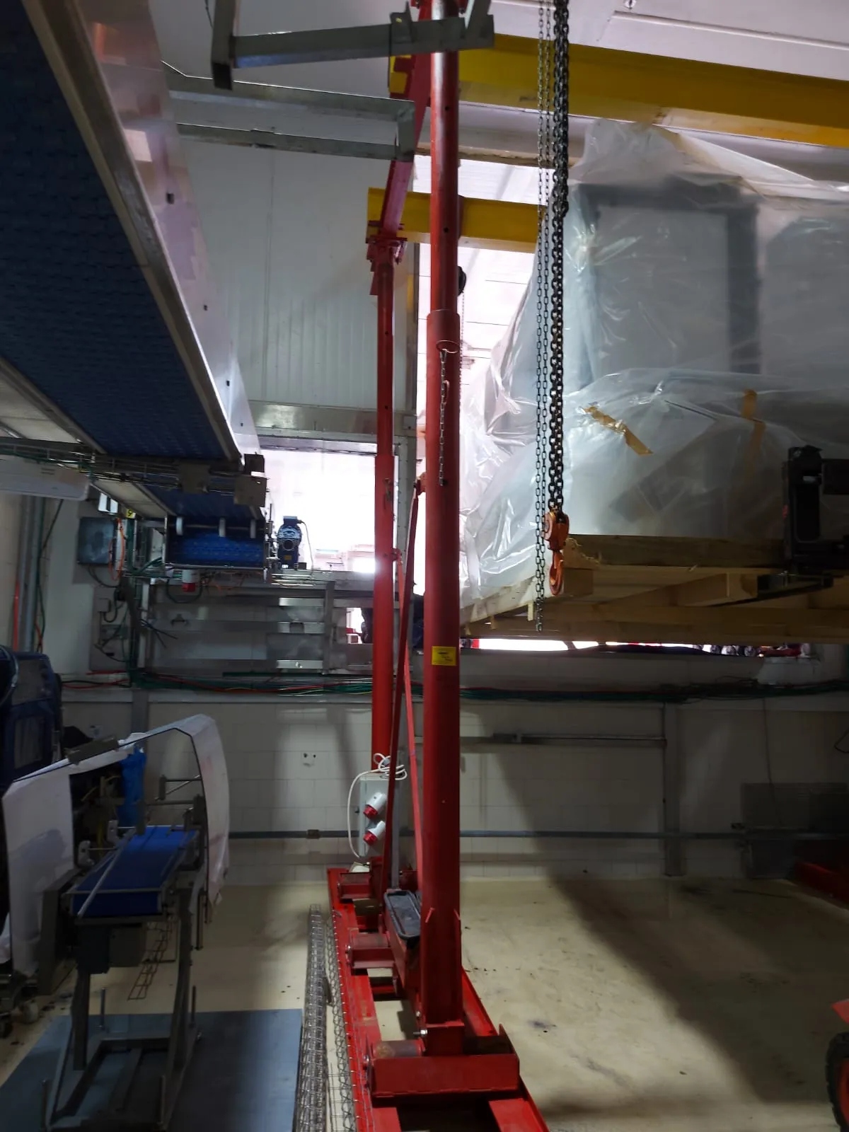 מלגזה אדומה מעבירה ציוד תעשייתי גדול ברחוב